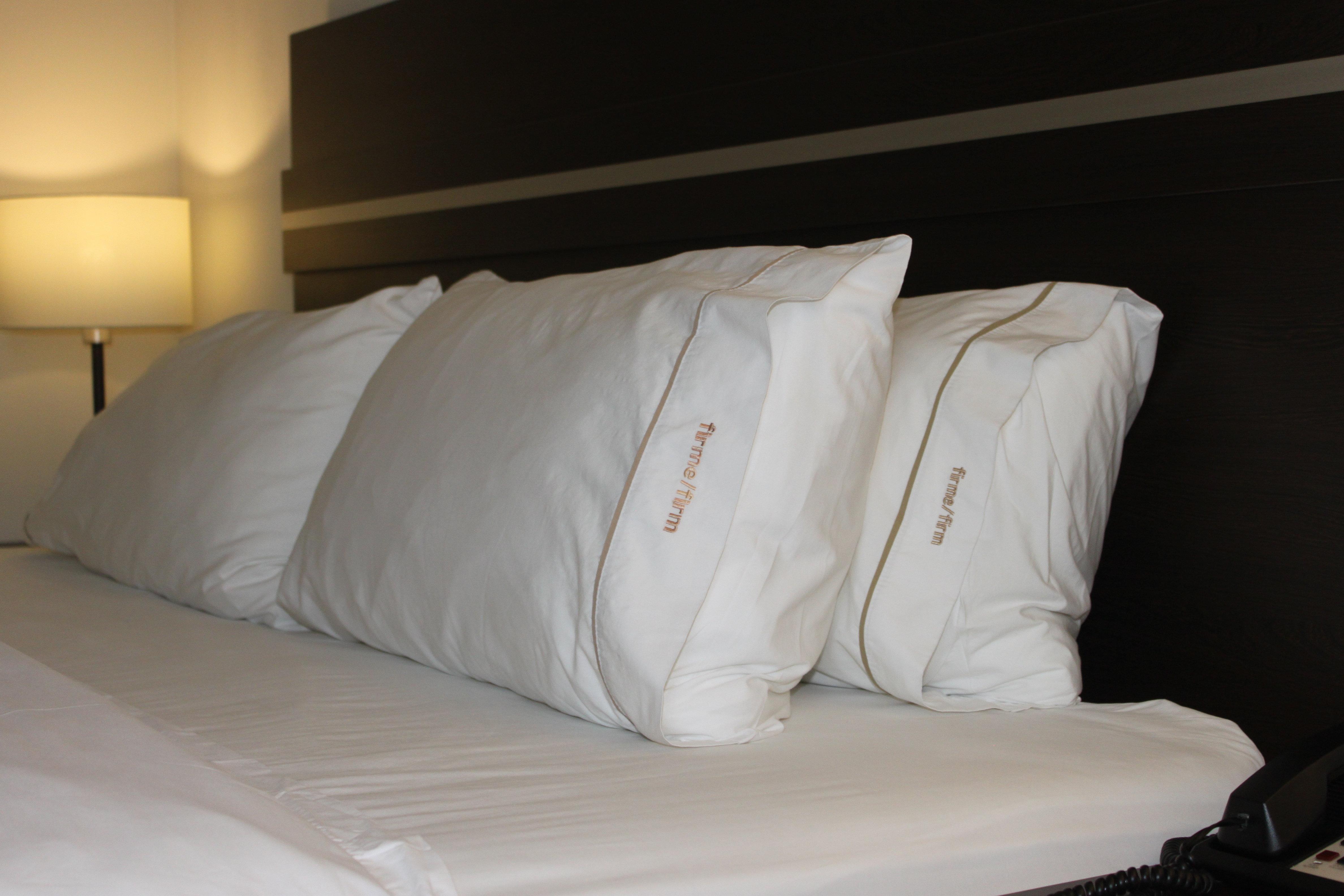 Holiday Inn Express Guaymas By Ihg Zewnętrze zdjęcie Pillows on a bed