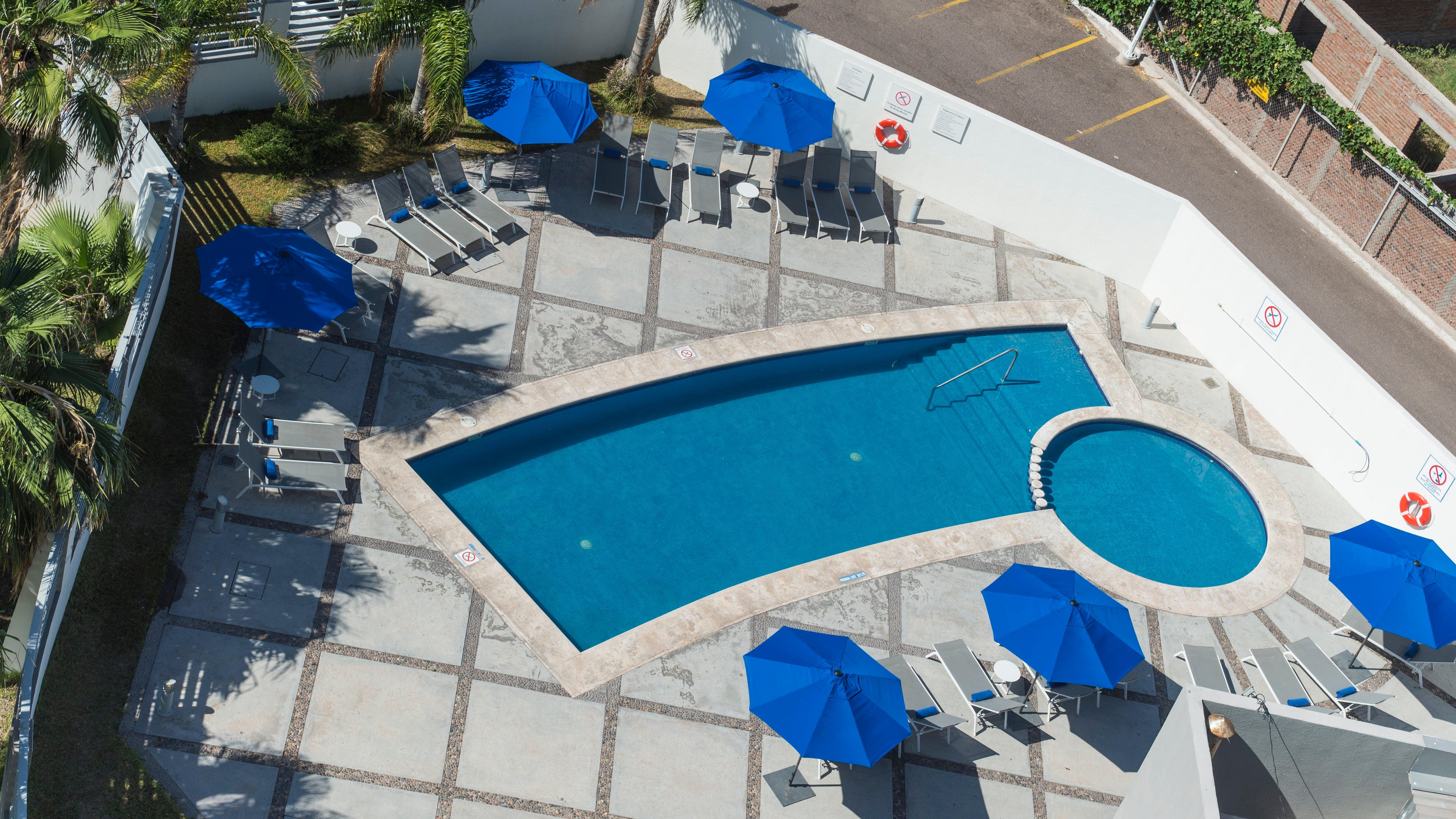 Holiday Inn Express Guaymas By Ihg Zewnętrze zdjęcie Aerial view of the pool at the hotel