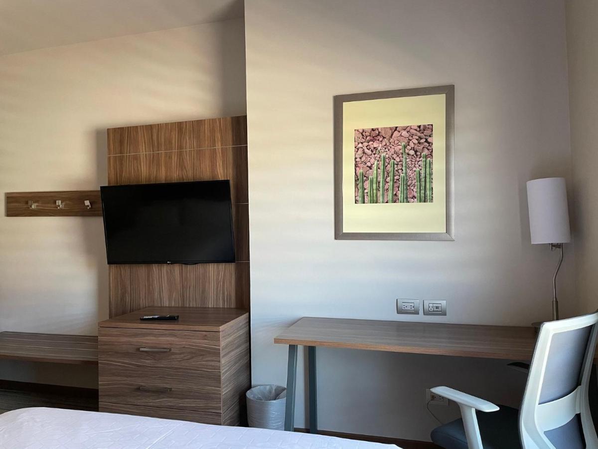 Holiday Inn Express Guaymas By Ihg Zewnętrze zdjęcie A room at the hotel