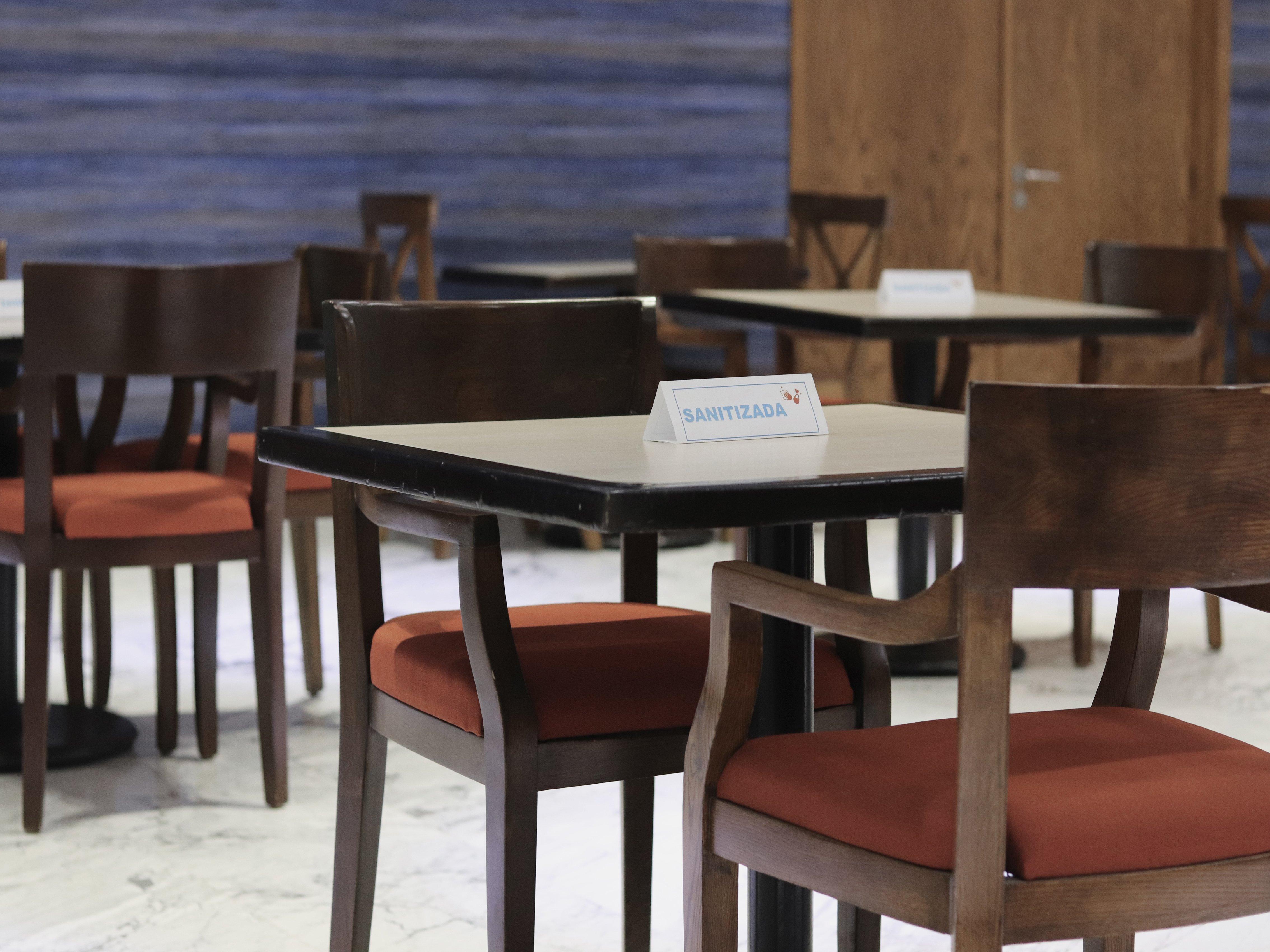 Holiday Inn Express Guaymas By Ihg Zewnętrze zdjęcie A table and chairs
