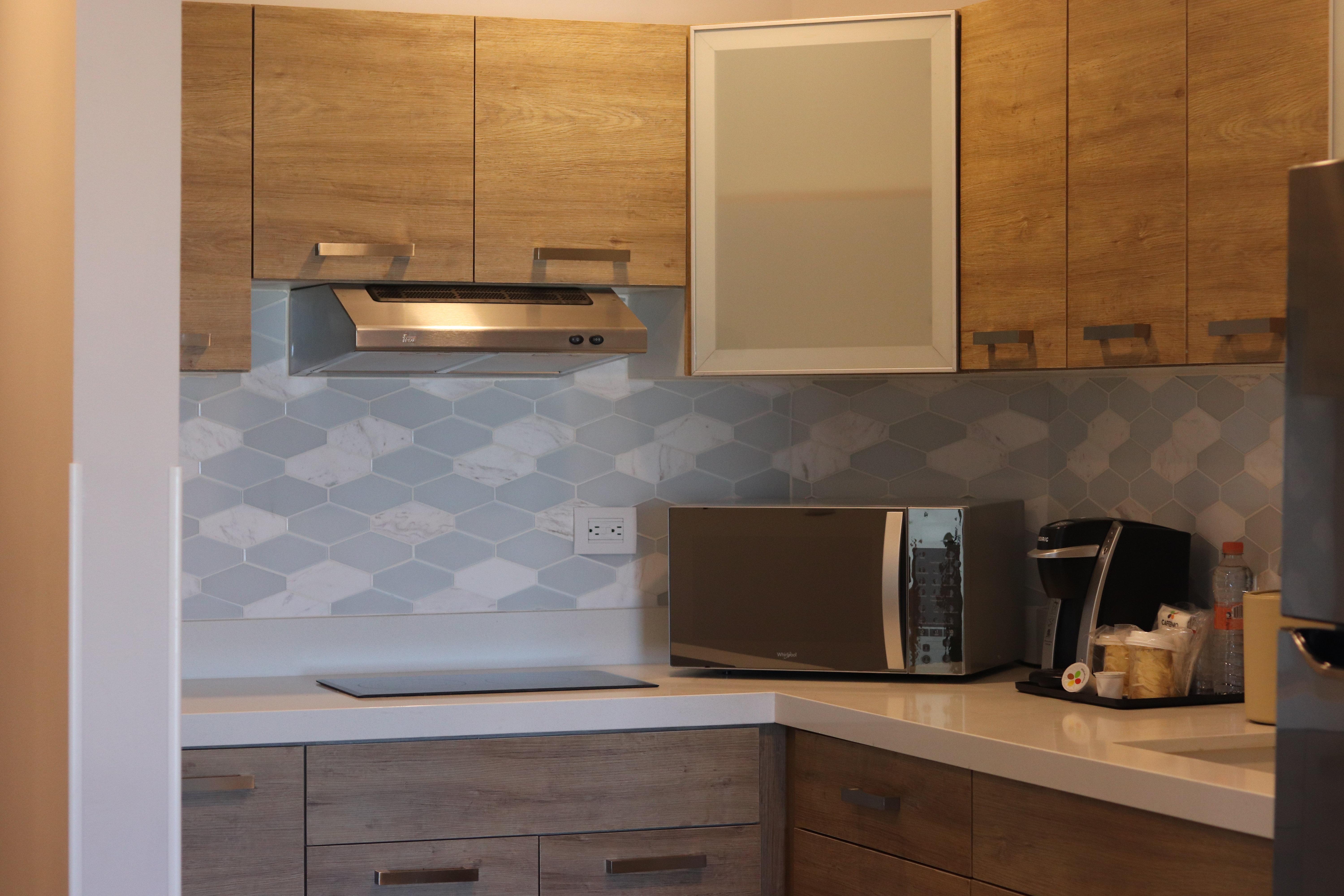 Holiday Inn Express Guaymas By Ihg Zewnętrze zdjęcie A kitchen with a microwave oven