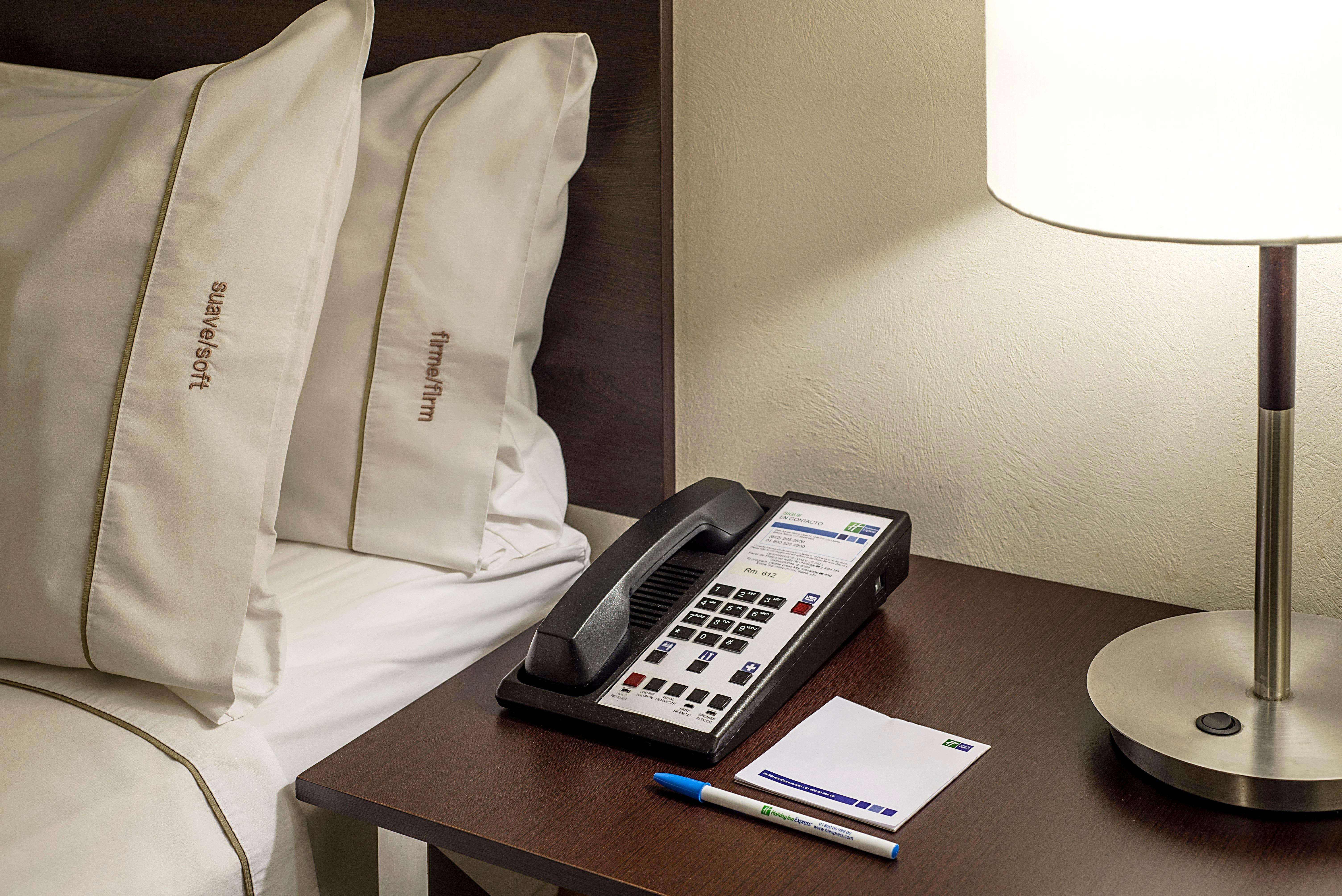 Holiday Inn Express Guaymas By Ihg Zewnętrze zdjęcie A telephone in a hotel room